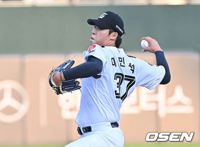 [OSEN=부산, 이석우 기자] 27일 부산 사직야구장에서 2025 신한 SOL 뱅크 KBO 리그 롯데 자이언츠와 KT 위즈의 경기가 열렸다. 홈팀 롯데는 이민석이, 방문팀 삼성은 고영표가 선발 출전했다.롯데 자이언츠 선발 투수 이민석이 역투하고 있다. 2025.06.27 / foto0307@osen.co.kr