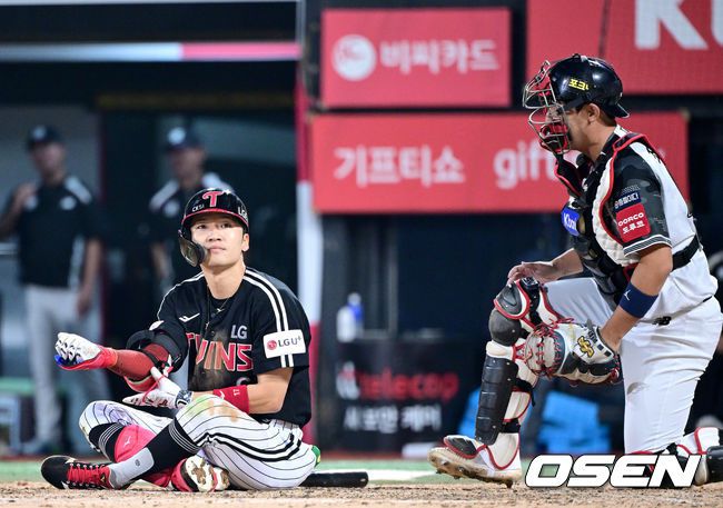 고통 참으며 빠르게 장비 벗으며 출루 준비하는 LG 캡틴 박해민.