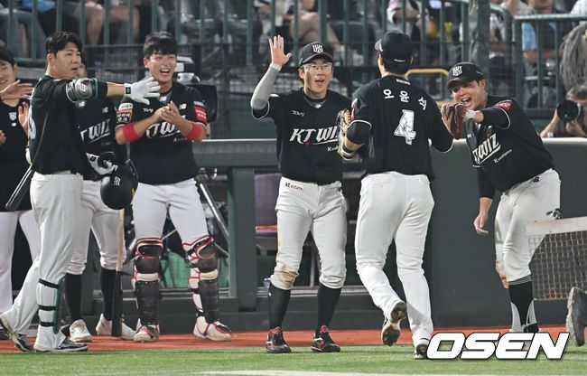 [OSEN=부산, 이석우 기자] 27일 부산 사직야구장에서 2025 신한 SOL 뱅크 KBO 리그 롯데 자이언츠와 KT 위즈의 경기가 열렸다. 홈팀 롯데는 이민석이, 방문팀 삼성은 고영표가 선발 출전했다.KT 위즈 선수들이 7회말 1사 1루 롯데 자이언츠 레이예스의 타구를 잡아 병살시킨 오윤석과 기쁨을 나누고 있다. 2025.06.27 / foto0307@osen.co.kr