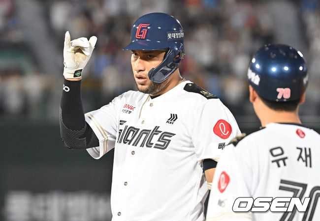 [OSEN=부산, 이석우 기자] 27일 부산 사직야구장에서 2025 신한 SOL 뱅크 KBO 리그 롯데 자이언츠와 KT 위즈의 경기가 열렸다. 홈팀 롯데는 이민석이, 방문팀 삼성은 고영표가 선발 출전했다.롯데 자이언츠 레이예스가 3회말 2사 1,3루 중견수 앞 1타점 안타를 치고 세리머니를 하고 있다. 2025.06.27 / foto0307@osen.co.kr