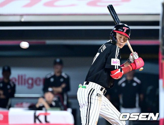 직구에 눈 질끈 감으며 몸 맞는 LG 박해민.
