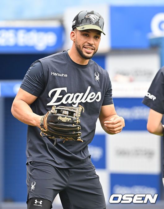 [OSEN=대구, 이석우 기자] 26일 대구삼성라이온즈파크에서 2025 신한 SOL 뱅크 KBO 리그 삼성 라이온즈와 한화 이글스의 경기가 열린다. 홈팀 삼성은 가라비토가, 방문팀 한화는 문동주가 선발 출전한다. 한화 이글스 리베라토가 훈련을 하고 있다. 2025.06.26 / foto0307@osen.co.kr