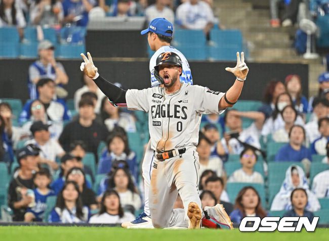 [OSEN=대구, 이석우 기자] 26일 대구삼성라이온즈파크에서 2025 신한 SOL 뱅크 KBO 리그 삼성 라이온즈와 한화 이글스의 경기가 열렸다. 홈팀 삼성은 가라비토가, 방문팀 한화는 문동주가 선발 출전했다. 한화 이글스 리베라토가 6회초 2사 1,2루 우익수 앞 안타를 치고 삼성 라이온즈 구자욱의 포구 실책을 틈타 3루까지 쇄도한 후 포효하고 있다. 2025.06.26 / foto0307@osen.co.kr