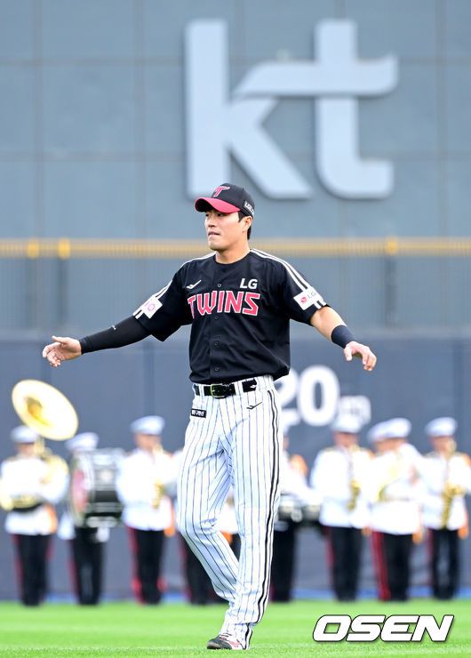 친정 수원 위즈파크에서 LG 데뷔전 나서는 천성호.