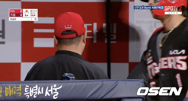 이범호 감독이 9회 한준수가 3볼에서 타격을 해 중견수 뜬공 아웃이 되자, 등을 돌려 뒤돌아서고 있다. / 스포티비 중계 화면