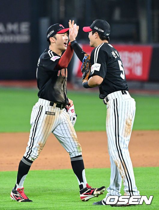 [OSEN=수원, 최규한 기자] 천성호가 LG 트윈스 데뷔전에서 친정에 비수를 제대로 꽂았다.프로야구 LG 트윈스는 26일 수원KT위즈파크에서 열린 2025 신한 SOL뱅크 KBO리그 KT 위즈와의 시즌 7차전에서 4-3 역전승을 거뒀다.LG는 24일 패배를 설욕하며 시즌 43승 2무 31패를 기록했다. 반면 연승이 좌절된 KT는 38승 3무 36패가 됐다.경기를 마치고 승리한 LG 박해민과 천성호가 하이파이브를 나누고 있다. 2025.06.26 /