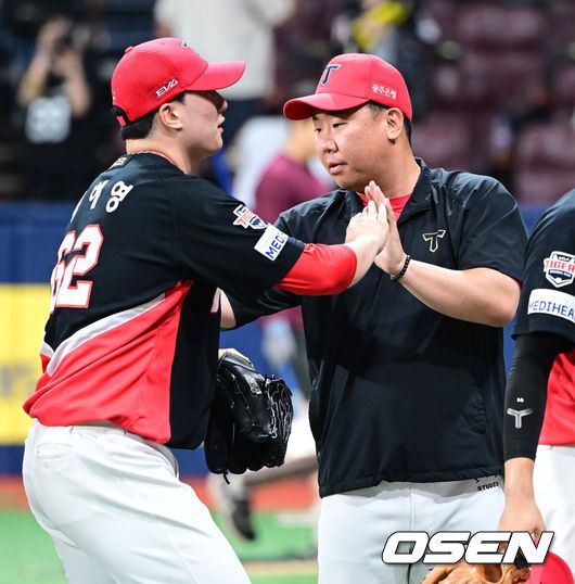 [OSEN=고척, 최규한 기자] 프로야구 KIA 타이거즈가 키움 히어로즈를 꺾고 전날 패배를 설욕했다.KIA는 25일 서울 고척 스카이돔에서 열린 2025 KBO리그 키움과의 경기에서 6-3으로 승리했다.KIA 선발 올러는 6이닝 동안 5피안타 1볼넷 5탈삼진 2실점 퀄리티 스타트로 시즌 8승째를 기록했다.경기를 마치고 KIA 이범호 감독과 정해영이 인사를 나누고 있다. 2025.06.25 / dreamer@osen.co.kr