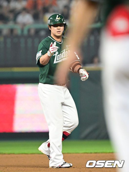 [OSEN=인천, 김성락 기자] 27일 인천 SSG랜더스필드에서 ‘2025 신한은행 SOL Bank KBO리그’ SSG 랜더스와 한화 이글스의 경기가 열렸다.이날 SSG는 문승원,한화는 엄상백을 선발로 내세웠다. 8회말 2사 슥 최정이 2루타를 날린 뒤 세리머니를 하고 있다. 2025.06.27 / ksl0919@osen.co.kr