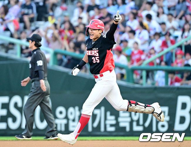 [OSEN=인천, 최규한 기자] 22일 인천 SSG랜더스필드에서 ‘2025 신한 SOL Bank KBO리그’ SSG 랜더스와 KIA 타이거즈의 경기가 열렸다.홈팀 SSG는 드류 앤더슨, 방문팀 KIA는 제임스 네일을 선발로 내세웠다.8회초 1사 1루 상황 KIA 김석환이 역전 우중간 투런포를 날리고 그라운드를 돌며 기뻐하고 있다. 2025.06.22 / dreamer@osen.co.kr