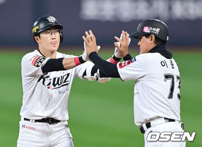 [OSEN=수원, 김성락 기자] 22일 오후 수원 KT위즈파크에서 ‘2025 신한 SOL Bank KBO리그’ KT 위즈와 SSG 랜더스의 경기가 열렸다.홈팀 KT는 오원석, 원정팀 SSG는 김광현을 선발로 내세웠다. 1회말 무사 1, 3루 KT 허경민이 선취 1타점 적시타를 날린 뒤 이종범 코치와 하이파이브를 하고 있다. 2025.04.22 / ksl0919@osen.co.kr