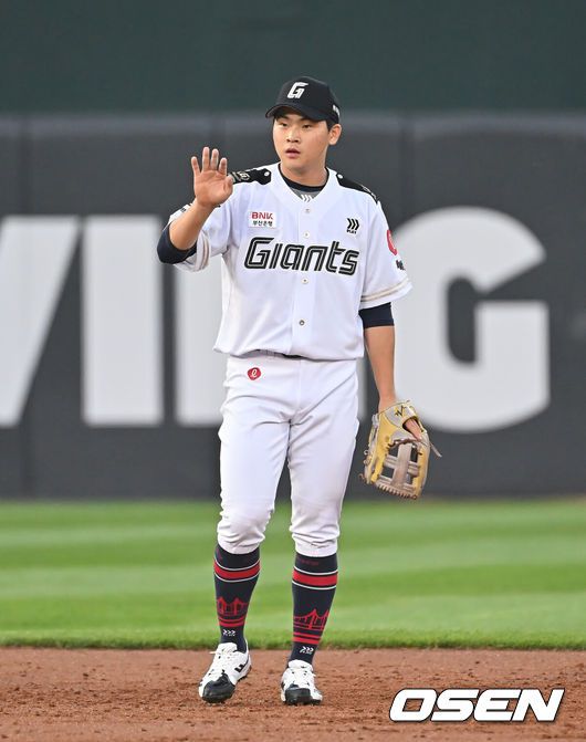 [OSEN=부산, 이석우 기자] 27일 부산 사직야구장에서 2025 신한 SOL 뱅크 KBO 리그 롯데 자이언츠와 KT 위즈의 경기가 열렸다. 홈팀 롯데는 이민석이, 방문팀 삼성은 고영표가 선발 출전했다.롯데 자이언츠 박찬형이 3회초 1사 2루 KT 위즈 문상철의 타구를 잡지 못하는 실책을 범하고 이민석에게 미안하다는 표시를 하고 있다. 2025.06.27 / foto0307@osen.co.kr