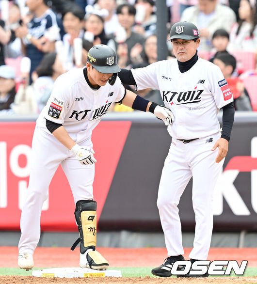 [OSEN=수원, 김성락 기자] 6일 오후 수원 KT위즈파크에서 ‘2025 신한 SOL Bank KBO리그’ KT 위즈와 NC 다이노스의 경기가 열렸다.홈팀 KT는 헤이수스, 원정팀 NC는 라일리를 선발로 내세웠다. 5회말 1사 1루 KT 강현우가 안타를 날린 뒤 이종범 코치와 기쁨을 나누고 있다. 2025.05.06 / ksl0919@osen.co.kr