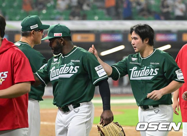 [OSEN=인천, 김성락 기자] 프로야구 SSG 랜더스가 한화 이글스 불펜을 무너뜨리며 2연승을 달렸다.SSG는 27일 인천 SSG랜더스필드에서 열린 ‘2025 신한은행 SOL Bank KBO리그’ 한화와의 경기에서 8-6 역전승을 거뒀다. 2연승을 달리며 주말 3연전을 기분좋게 시작했다.경기 종료 후 SSG 이숭용 감독, 최정이 기쁨을 나누고 있다.  2025.06.27 / ksl0919@osen.co.kr