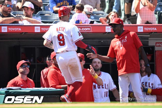 [사진]LA 에인절스 론 워싱턴 감독(오른쪽)이 잭 네토와 기뻐하고 있다. ⓒGettyimages(무단전재 및 재배포 금지)