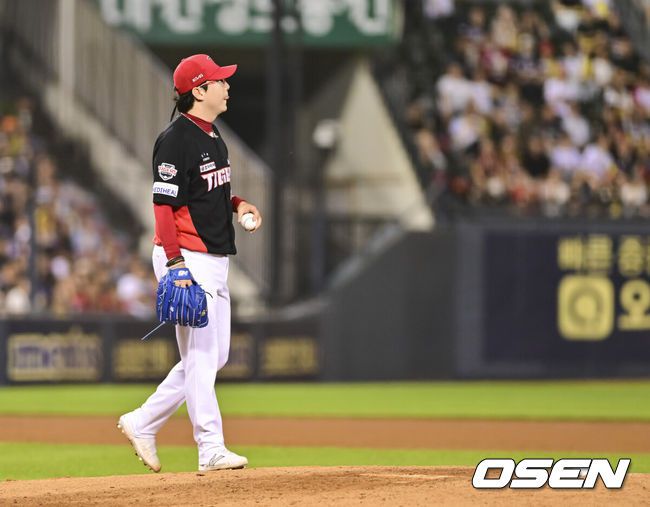 [OSEN=잠실, 박준형 기자] 27일 오후 서울 잠실구장에서 ‘2025 신한 SOL BANK KBO리그’ LG 트윈스와 KIA 타이거즈의 경기가 진행됐다.이날 LG는 손주영을, KIA는 양현종을 선발투수로 내세웠다.6회말 KIA 양현종이 교체된 이후 다시 마운드 오르고 있다.   2025.06.27 /soul1014@osen.co.kr