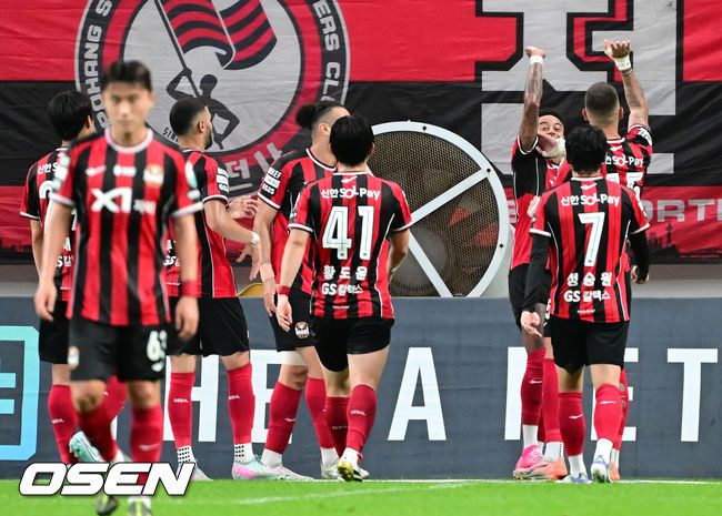 [OSEN=서울월드컵경기장, 김성락 기자] 29일 오후 서울 마포구 월드컵경기장에서 하나은행 K리그 1 2025 21라운드 서울 FC와 포항 스틸러스의 경기가 열렸다. 서울은 6승 9무 5패로 리그 8위, 포항은 9승 5무 6패로 리그 4위를 기록하고 있다.전반 서울 둑스가 골을 넣은 뒤 세리머니를 하고 있다.  2025.06.29 / ksl0919@osen.co.kr