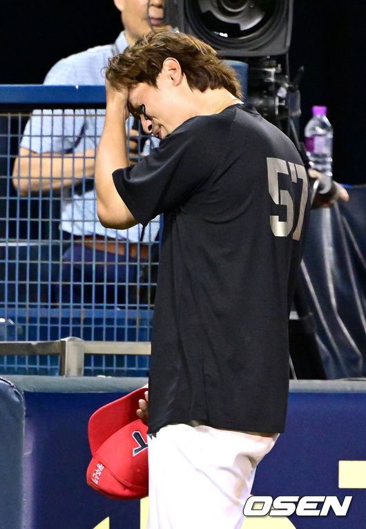 [OSEN=잠실, 최규한 기자] 프로야구 KIA 타이거즈가LG 트윈스를 꺾고 위닝시리즈에 성공했다.KIA는29일 서울 잠실구장에서 열린 2025 KBO리그LG와 경기에서 12-2로 승리했다. 6회 6안타 6득점 빅이닝으로 승기를 잡았다. 톱타자 고종욱이 4타수 3안타 1타점 1득점으로 활약했다.KIA 선발 윤영철은 5이닝 동안 5피안타 1볼넷 4탈삼진 1실점으로 시즌 2승째를 기록했다. 경기를 마치고 승리한 KIA 고종욱이 방송사 인터뷰를 마친 뒤 그라운드를 나서고 있다. 2025.06.29 / dreamer@osen.co.kr