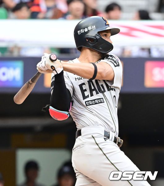 [OSEN=인천, 김성락 기자] 28일 인천 SSG랜더스필드에서 ‘2025 신한은행 SOL Bank KBO리그’ SSG 랜더스와 한화 이글스의 경기가 열렸다.이날 SSG는 앤더슨,한화는 폰세를 선발로 내세웠다. 6회초 1사 1, 3루 한화 리베라토가 역전 3점 홈런을 날리고 있다. 2025.06.28 / ksl0919@osen.co.kr