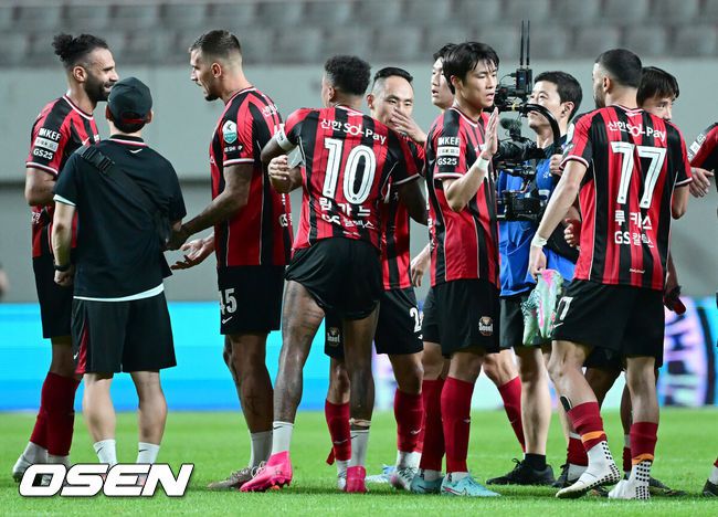 [OSEN=서울월드컵경기장, 김성락 기자] 기성용 이적 사가'로 인해 관심이 집중된 FC 서울과 포항 스틸러스의 맞대결은 서울의 완승으로 끝났다.서울은 29일 서울월드컵경기장에서 열린 하나은행 K리그 1 2025 21라운드 포항 스틸러스와 맞대결서 4-1로 승리했다. 승리가 확정된 순간 서울 선수들이 기쁨을 나누고 있다. 2025.06.29 / ksl0919@osen.co.kr