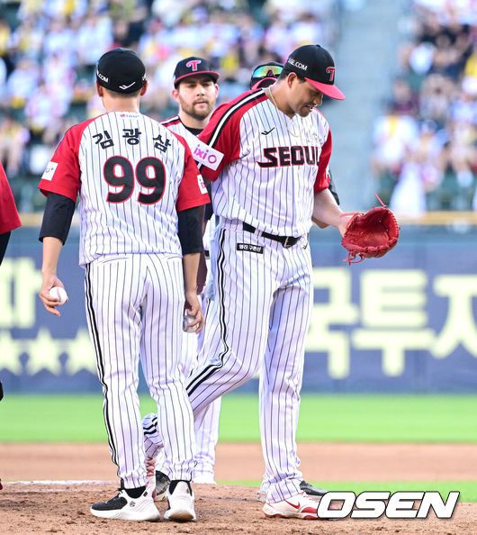 [OSEN=잠실, 최규한 기자] 29일 서울 잠실야구장에서 ‘2025 신한 SOL Bank KBO리그’ LG 트윈스와 KIA 타이거즈의 경기가 열렸다.홈팀 LG는 요니 치리노스, 방문팀 KIA는 윤영철을 선발로 내세웠다.6회초 1사 2, 3루 상황 LG 선발 치리노스가 마운드를 내려가고 있다. 2025.06.29 / dreamer@osen.co.kr