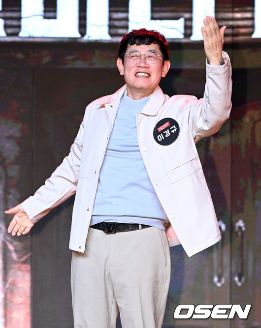 [OSEN=이대선 기자] 14일 오전 서울 동대문 브이스페이스에서 넷플릭스 예능 ‘코미디 리벤지’ 제작발표회가 열렸다.‘코미디 리벤지’는 ‘코미디 로얄’ 우승팀 이경규팀이 판을 깔고 K-코미디 대표주자들이 각잡고 웃음 터뜨리는 코미디 컴피티션이다.코미디언 이경규가 포토타임을 가지고 있다. 2024.10.14 /sunday@osen.co.kr