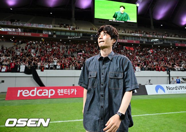 [OSEN=서울월드컵경기장, 김성락 기자] 기성용 이적 사가'로 인해 관심이 집중된 FC 서울과 포항 스틸러스의 맞대결은 서울의 완승으로 끝났다.서울은 29일 서울월드컵경기장에서 열린 하나은행 K리그 1 2025 21라운드 포항 스틸러스와 맞대결서 4-1로 승리했다. 경기 종료 후 포항 기성용이 관중에게 인사하고 있다. 2025.06.29 / ksl0919@osen.co.kr