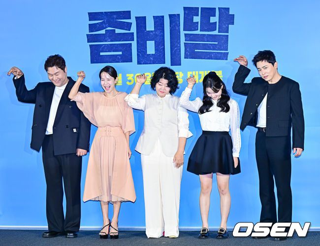 [OSEN=지형준 기자] 30일 오전 서울 용산구 한강로동 CGV 용산아이파크몰에서 영화 ‘좀비딸’ 제작보고회가 열렸다.‘좀비딸’은 이 세상 마지막 남은 좀비가 된 딸을 지키기 위해 극비 훈련에 돌입한 딸바보 아빠의 코믹 드라마.배우 윤경호, 조여정, 이정은, 최유리, 조정석이 포토타임을 하고 있다. 2025.06.30 /jpnews@osen.co.kr