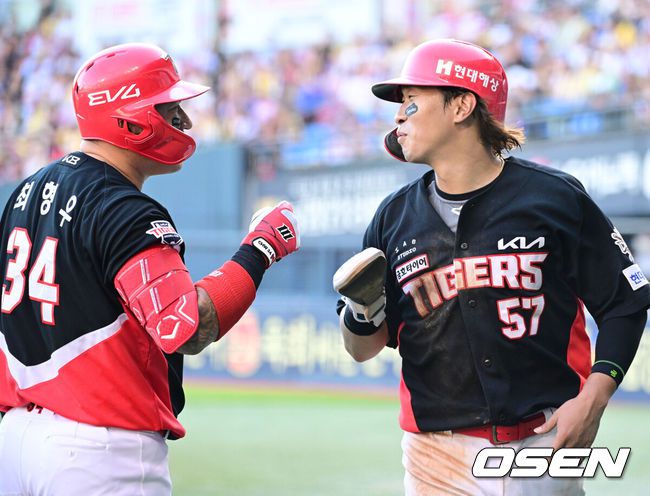 [OSEN=잠실, 최규한 기자] 29일 서울 잠실야구장에서 ‘2025 신한 SOL Bank KBO리그’ LG 트윈스와 KIA 타이거즈의 경기가 열렸다.홈팀 LG는 요니 치리노스, 방문팀 KIA는 윤영철을 선발로 내세웠다. 6회초 1사 3루 상황 KIA 위즈덤의 역전 1타점 적시타 때 홈을 밟은 고종욱이 최형우와 기뻐하고 있다. 2025.06.29 / dreamer@osen.co.kr