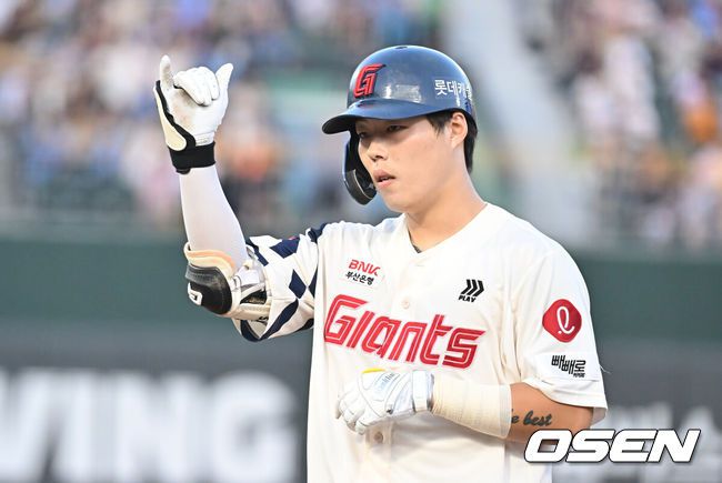 [OSEN=부산, 이석우 기자] 1일 부산 사직야구장에서 2025 신한 SOL 뱅크 KBO 리그 롯데 자이언츠와 LG 트윈스의 경기가 열렸다. 홈팀 롯데는 데이비슨이, 방문팀 LG는 에르난데스가 선발 출전했다.롯데 자이언츠 고승민이 3회말 2사 1,2루 우익수 앞 1타점 안타를 히고 세리머니를 하고 있다. 2025.07.01 / foto0307@osen.co.kr