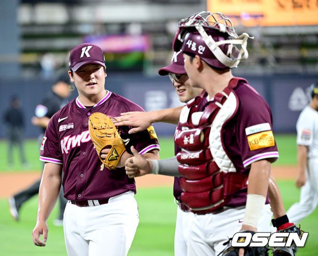 [OSEN=수원, 최규한 기자] 1일 경기도 수원 KT위즈파크에서 ‘2025 신한 SOL Bank KBO리그’ KT 위즈와 키음 히어로즈의 경기가 열렸다.홈팀 KT는 헤이수스, 방문팀 키움은 박주성을 선발로 내세웠다.6회말 KT 공격을 막아낸 키움 선발 박주성이 더그아웃으로 향하며 포수 김동헌-1루수 임지열과 인사를 나누고 있다. 2025.07.01 / dreamer@osen.co.kr