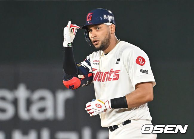 [OSEN=부산, 이석우 기자] 1일 부산 사직야구장에서 2025 신한 SOL 뱅크 KBO 리그 롯데 자이언츠와 LG 트윈스의 경기가 열렸다. 홈팀 롯데는 데이비슨이, 방문팀 LG는 에르난데스가 선발 출전했다.롯데 자이언츠 레이예스가 8회말 2사 2루 1타점 적시 2루타를 치고 세리머니를 하고 있다. 2025.07.01 / foto0307@osen.co.kr