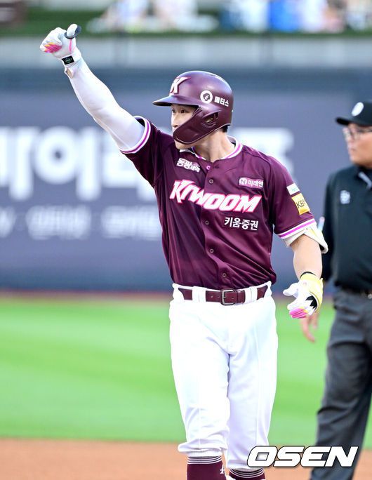 [OSEN=수원, 최규한 기자] 1일 경기도 수원 KT위즈파크에서 ‘2025 신한 SOL Bank KBO리그’ KT 위즈와 키음 히어로즈의 경기가 열렸다.홈팀 KT는 헤이수스, 방문팀 키움은 박주성을 선발로 내세웠다.1회초 2사 1, 3루 상황 키움 주성원이 선제 1타점 적시타를 날리고 1루에 안착해 기뻐하고 있다. 2025.07.01 / dreamer@osen.co.kr