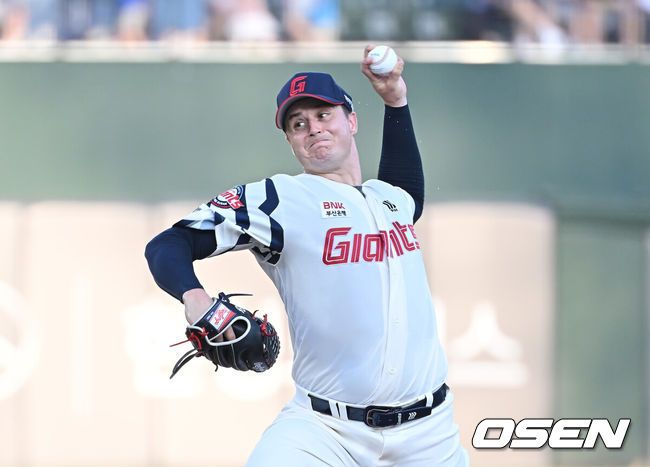 [OSEN=부산, 이석우 기자] 1일 부산 사직야구장에서 2025 신한 SOL 뱅크 KBO 리그 롯데 자이언츠와 LG 트윈스의 경기가 열렸다. 홈팀 롯데는 데이비슨이, 방문팀 LG는 에르난데스가 선발 출전했다.롯데 자이언츠 선발 투수 데이비슨이 역투하고 있다. 2025.07.01 / foto0307@osen.co.kr