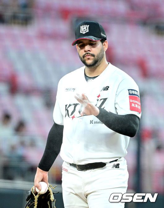 [OSEN=수원, 최규한 기자] 1일 경기도 수원 KT위즈파크에서 ‘2025 신한 SOL Bank KBO리그’ KT 위즈와 키음 히어로즈의 경기가 열렸다.홈팀 KT는 헤이수스, 방문팀 키움은 박주성을 선발로 내세웠다.4회초 1사 1, 2루 상황 KT 선발 헤이수스가 투구를 앞두고 손에 로진을 바르고 있다. 2025.07.01 / dreamer@osen.co.kr