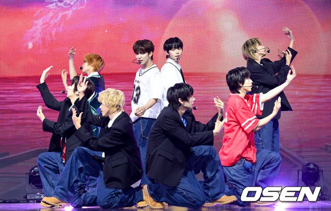 [OSEN=조은정 기자]그룹 아홉(AHOF) 첫 번째 미니앨범 'WHO WE ARE(후 위 아)' 발매 및 데뷔 쇼케이스가 1일 서울 광진구 예스24 라이브홀에서 열렸다.아홉(AHOF·스티븐, 서정우, 차웅기, 장슈아이보, 박한, 제이엘, 박주원, 즈언, 다이스케)의 'WHO WE ARE’는 완전함에 도달하기 전, 팀의 색과 정체성을 찾아가는 여정이 담겨있다. 타이틀곡 '그곳에서 다시 만나기로 해 (Rendezvous)'는 기타와 드럼이 만드는 몽환적인 사운드 위로 복잡한 감정을 투영한 밴드 트랙이다.아홉이 멋진 무대를 선보이고 있다. 2025.07.01 /cej@osen.co.kr