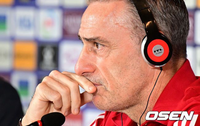 [OSEN=도하(카타르), 지형준 기자] 아랍에미리트(UAE) 축구국가대표팀 파울루 벤투 감독이 27일(현지시간) 카타르 도하 메인미디어센터(MMC)에서 열린 공식 기자회견에 참석해 질문에 귀 기울이고 있다. 2024.01.27 / jpnews.osen.co.kr