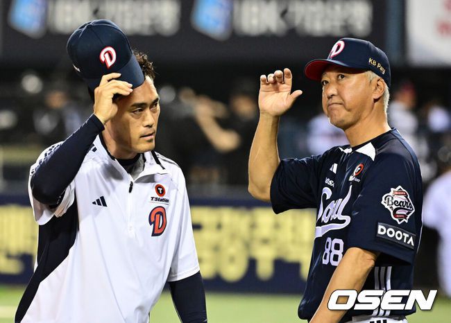 [OSEN=잠실, 지형준 기자] 프로야구 두산 베어스가LG 트윈스에 재역전 승리를 거뒀다.두산은21일 서울 잠실구장에서 열린 2025 KBO리그 LG와 경기에서 6-5로 승리했다.케이브가 2타점을 기록했고, 오명진이 결승타를 때렸다.경기를 마치고 두산 조성환 감독대행, 고토 코치가 팬들에게 인사를 하고 있다. 2025.06.21