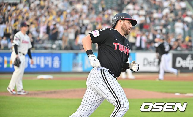 [OSEN=부산, 이석우 기자] 1일 부산 사직야구장에서 2025 신한 SOL 뱅크 KBO 리그 롯데 자이언츠와 LG 트윈스의 경기가 열렸다. 홈팀 롯데는 데이비슨이, 방문팀 LG는 에르난데스가 선발 출전했다.LG 트윈스 오스틴이 3회초 1사 2루 좌월 2점 홈런을 치고 그라운드를 돌고 있다. 2025.07.01 / foto0307@osen.co.kr