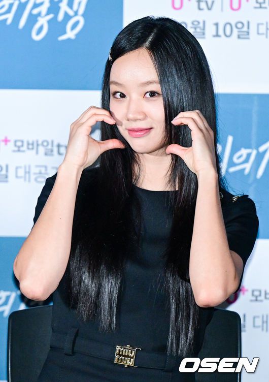 [OSEN=최규한 기자] 6일 오후 서울 용산 CGV에서 STUDIO X+U 드라마 ‘선의의 경쟁’ 언론시사회가 열렸다.‘선의의 경쟁’은 살벌한 입시 경쟁이 벌어지는 대한민국 상위1%채화여고에 전학 온'슬기'에게 각자의 욕망을 드러내는 친구들,그리고 수능 출제 위원이었던 아버지의 의문사를 둘러싼 미스터리 걸스릴러다.배우 이혜리가 간담회를 마친 뒤 인사를 전하고 있다. 2025.02.06 / dreamer@osen.co.kr