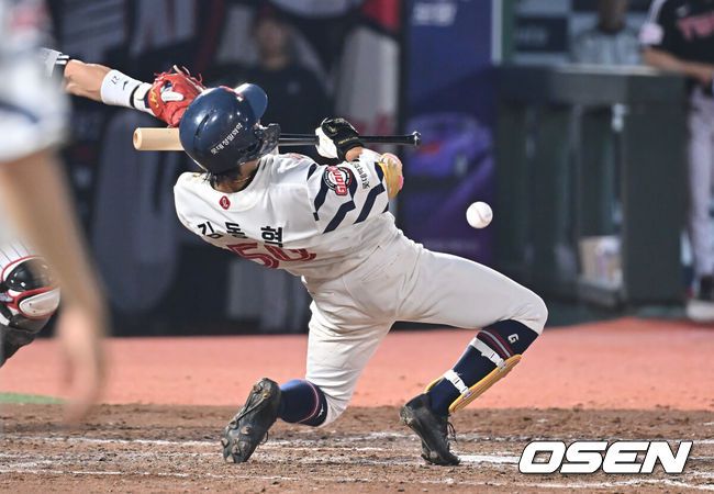 [OSEN=부산, 이석우 기자] 1일 부산 사직야구장에서 2025 신한 SOL 뱅크 KBO 리그 롯데 자이언츠와 LG 트윈스의 경기가 열렸다. 홈팀 롯데는 데이비슨이, 방문팀 LG는 에르난데스가 선발 출전했다.롯데 자이언츠 김동혁이 5회말 무사 1,2루 LG 트윈스 이정용의 투구를 피할려다 배트에 맞으며 포수 병살타로 아웃되고 있다. 2025.07.01 / foto0307@osen.co.kr