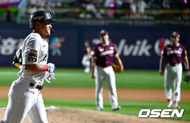 [OSEN=수원, 최규한 기자] 1일 경기도 수원 KT위즈파크에서 ‘2025 신한 SOL Bank KBO리그’ KT 위즈와 키음 히어로즈의 경기가 열렸다.홈팀 KT는 헤이수스, 방문팀 키움은 박주성을 선발로 내세웠다.6회말 1사 주자없는 상황 KT 안현민이 추격의 좌월 솔로포를 날리고 그라운드를 돌고 있다. 2025.07.01 / dreamer@osen.co.kr