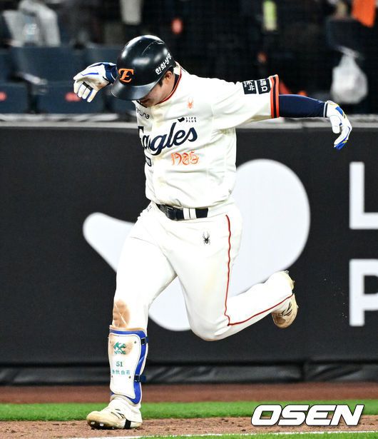 [OSEN=대전, 지형준 기자] 7회말 무사에서 한화 문현빈이 우월 솔로포를 날리며 동료선수들과 기뻐하고 있다. 2025.04.11 / jpnews@osen.co.kr