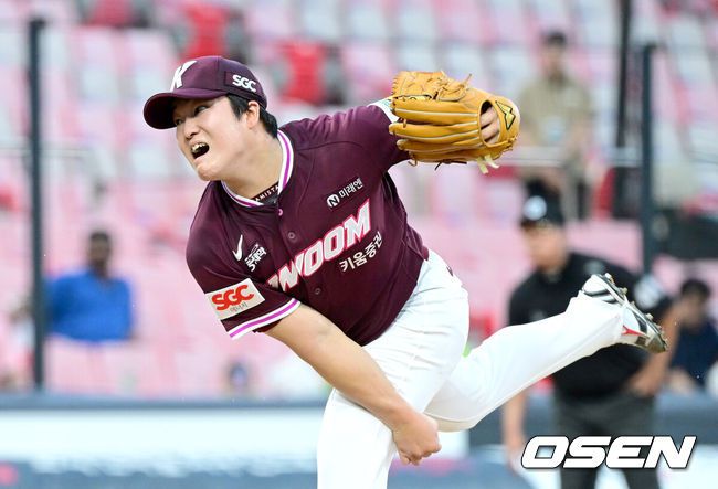 [OSEN=수원, 최규한 기자] 1일 경기도 수원 KT위즈파크에서 ‘2025 신한 SOL Bank KBO리그’ KT 위즈와 키음 히어로즈의 경기가 열렸다.홈팀 KT는 헤이수스, 방문팀 키움은 박주성을 선발로 내세웠다.3회말 키움 선발 박주성이 힘차게 공을 뿌리고 있다. 2025.07.01 / dreamer@osen.co.kr