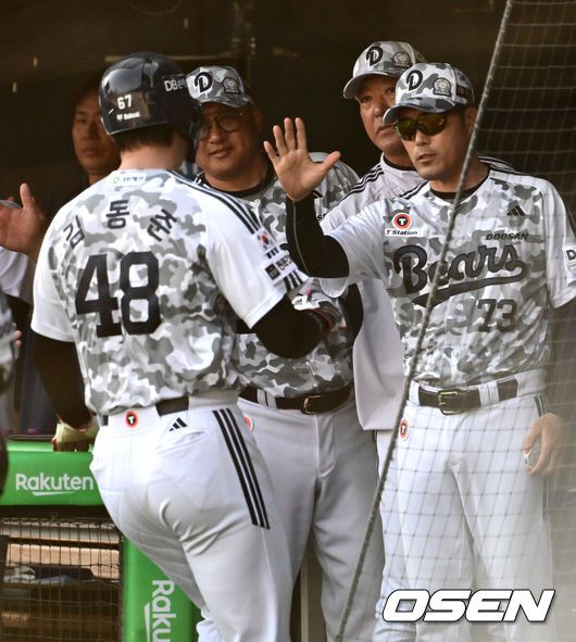 [OSEN=잠실, 지형준 기자] 6일 오후 서울 잠실구장에서 ‘2025 신한 SOL Bank KBO리그’ 두산 베어스와 롯데 자이언츠의 경기가 열렸다.이날 두산은 잭로그, 롯데는 나균안을 선발로 내세웠다.1회말 1사 1,3루에서 두산 김동준이 김재환의 선제 희생플라이에 득점하며 조성환 감독대행과 하이파이브를 하고 있다. 2025.06.06 /jpnews@osen.co.kr