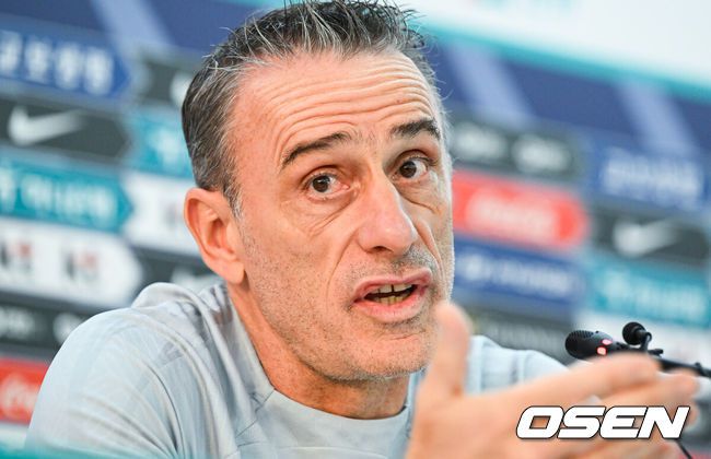 [OSEN=도하(카타르), 박준형 기자] 파울루 벤투 감독이 이끄는 축구대표팀이 29일(현지시간) 카타르 도하 알 에글라 훈련장에 훈련을 가졌다.대표팀은 전날(28일) 카타르 알라이얀의 에듀케이션 시티 스타디움에서 열린2022카타르 월드컵 조별리그 H조 2차전에서 가나에2-3으로 아쉽게 패배했다.파울루 벤투 감독이 인터뷰를 하고 있다. 2022.11.29 / soul1014@osen.co.kr