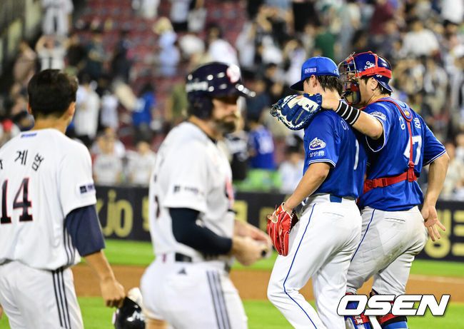 [OSEN=잠실, 지형준 기자] 삼성이 강민호, 후라도를 앞세워 이틀 전 꼴찌 키움 히어로즈에 당한 스윕패 충격을 극복했다.프로야구 삼성 라이온즈는 1일 서울 잠실구장에서 열린 2025 신한 SOL뱅크 KBO리그 두산 베어스와의 시즌 10번째 맞대결에서 4-1로 승리했다.삼성은 3연전 기선제압과 함께 최근 4연패, 원정 5연패에서 탈출하며 시즌 40승 1무 39패를 기록했다. 잠실구장 5연승에 성공. 반면 연승에 실패한 두산은 31승 3무 46패가 됐다.경기를 마치고 삼성 이호성, 강민호가 승리를 기뻐하고 있다. 2025.07.01 /jpnews@osen.co.kr