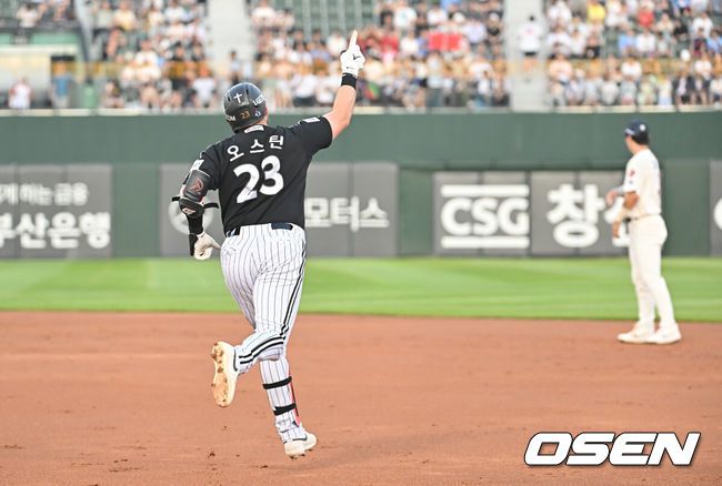 [OSEN=부산, 이석우 기자] 1일 부산 사직야구장에서 2025 신한 SOL 뱅크 KBO 리그 롯데 자이언츠와 LG 트윈스의 경기가 열렸다. 홈팀 롯데는 데이비슨이, 방문팀 LG는 에르난데스가 선발 출전했다.LG 트윈스 염경엽 감독이 3회초 1사 2루 좌월 2점 홈런을 친 오스틴과 하이파이브를 하고 있다. 2025.07.01 / foto0307@osen.co.kr