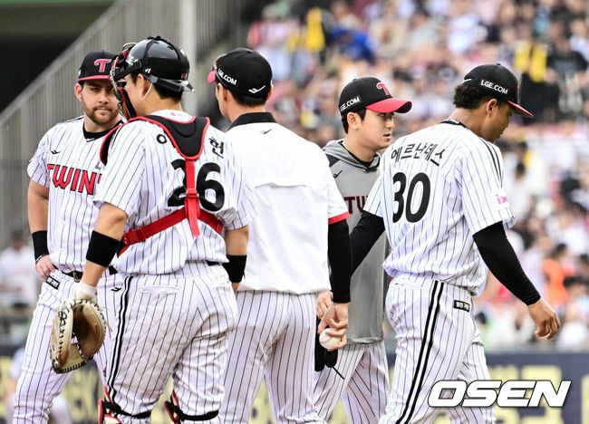 [OSEN=잠실, 지형준 기자] 21일 오후 서울 잠실구장에서 ‘2025 신한 SOL Bank KBO리그’ LG 트윈스와 두산 베어스의 경기가 열렸다.LG는 에르난데스, 두산은 곽빈이 선발로 나섰다.5회초 무사 1,2루에서 LG 에르난데스가 교체되고 있다. 2025.06.21 /jpnews@osen.co.kr