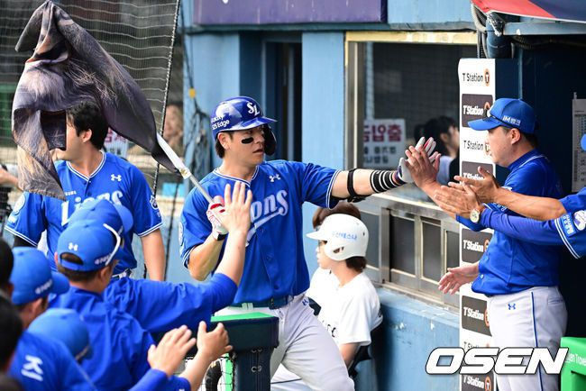 [OSEN=잠실, 지형준 기자] 1일 오후 서울 잠실구장에서 ‘2025 신한 SOL Bank KBO리그’ 두산 베어스와 삼성 라이온즈의 경기가 열렸다.두산은 최민석, 삼성은 아리엘 후라도가 선발로 나섰다.2회초 1사 1루에서 삼성 강민호가 선제 좌월 투런포를 날리며 박진만 감독과 하이파이브를 하고 있다. 2025.07.01 /jpnews@osen.co.kr