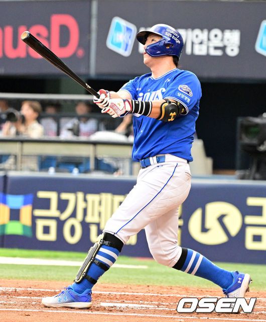 [OSEN=잠실, 지형준 기자] 1일 오후 서울 잠실구장에서 ‘2025 신한 SOL Bank KBO리그’ 두산 베어스와 삼성 라이온즈의 경기가 열렸다.두산은 최민석, 삼성은 아리엘 후라도가 선발로 나섰다.2회초 1사 1루에서 삼성 강민호가 선제 좌월 투런포를 날리고 있다. 2025.07.01 /jpnews@osen.co.kr